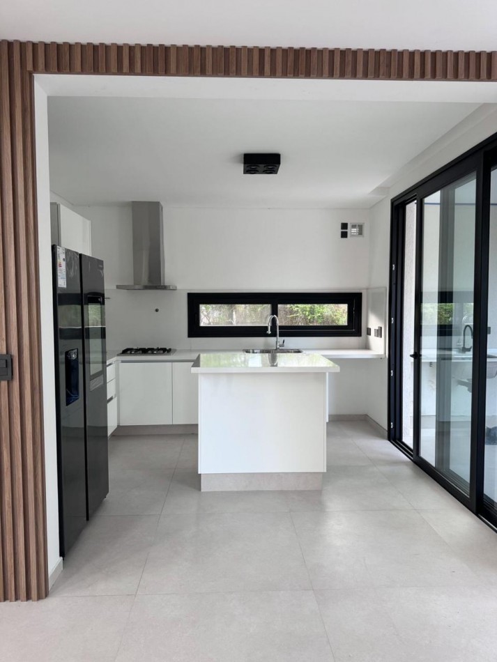 Casa minimalista 4 amb a Estrenar en Banco Provincia ‼️
