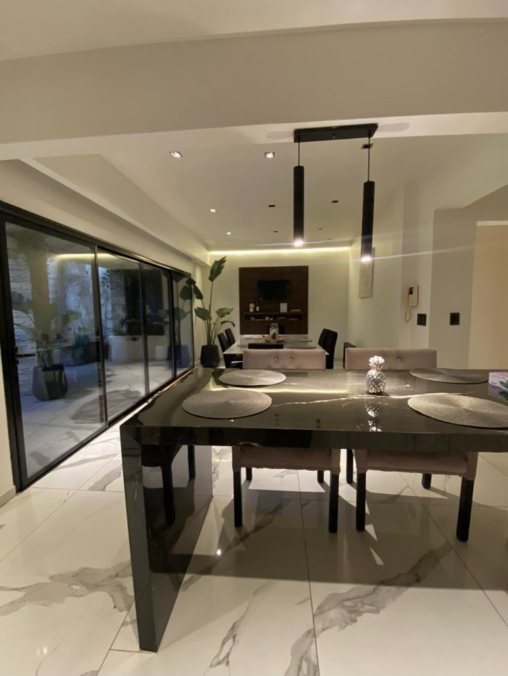 Casa en Venta en Castelar sobre Av. Sarmiento 1667- 4 ambientes! Permuta!
