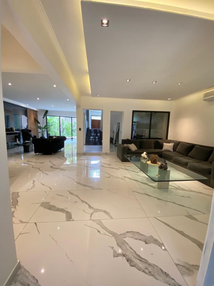Casa en Venta en Castelar sobre Av. Sarmiento 1667- 4 ambientes! Permuta!