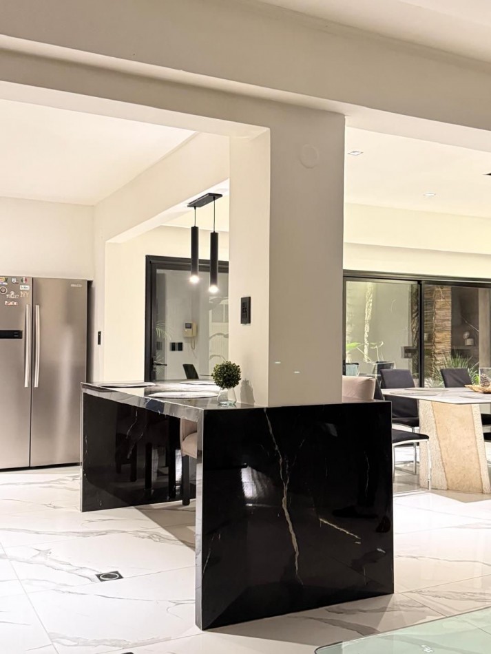 Casa en Venta en Castelar sobre Av. Sarmiento 1667- 4 ambientes! Permuta!