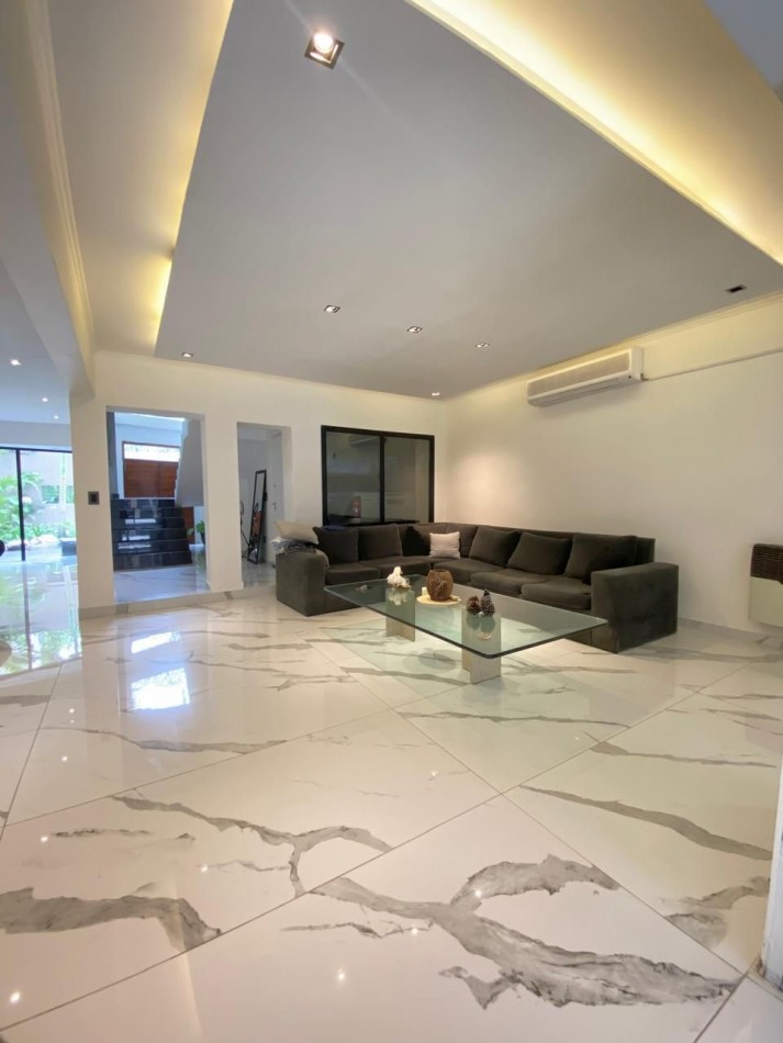 Casa en Venta en Castelar sobre Av. Sarmiento 1667- 4 ambientes! Permuta!