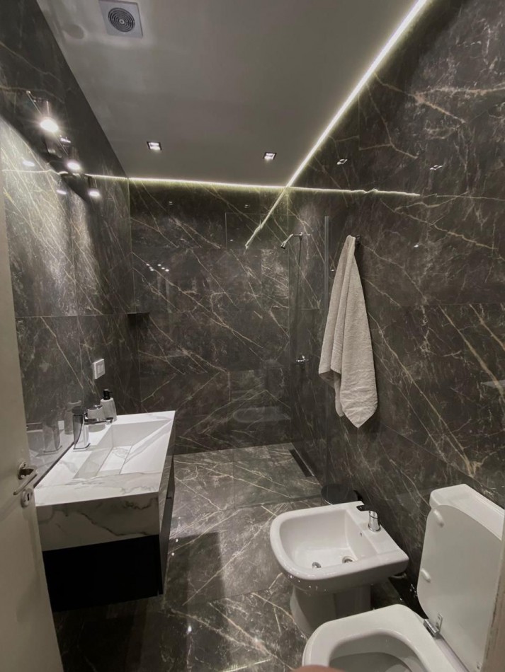 Casa en Venta en Castelar sobre Av. Sarmiento 1667- 4 ambientes! Permuta!