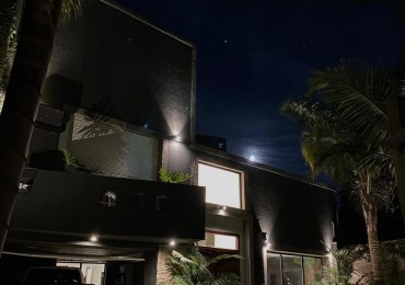 Casa en Venta en Castelar sobre Av. Sarmiento 1667- 4 ambientes! Permuta!